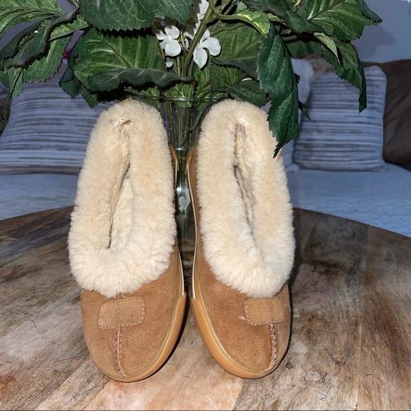 UGG Australia Snuggle Slippers - Picture 8 of 10